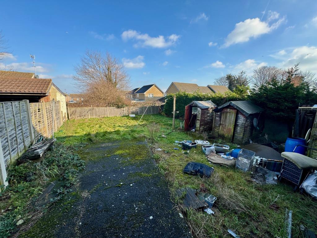Lot: 81 - THREE-BEDROOM SEMI-DETACHED FOR IMPROVEMENT - Garden